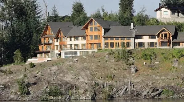 Millonaria multa a un complejo turístico por talar árboles en Villa la Angostura
