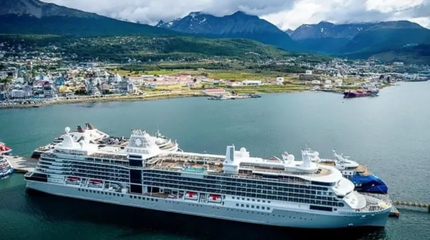 Ushuaia recibió al primer barco propulsado por gas natural licuado