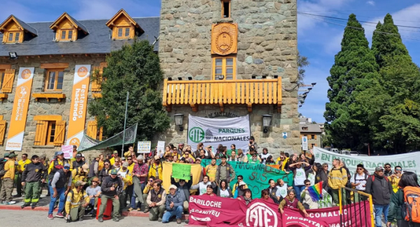 Cientos de trabajadores de Parques Nacionales marcharon en Bariloche