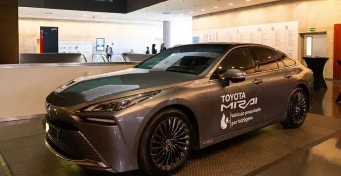 Toyota presentó sus autos a hidrógeno