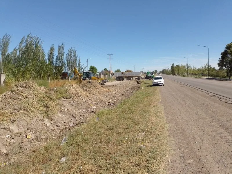 Operativos de mantenimiento y limpieza de canales urbanos de Viedma