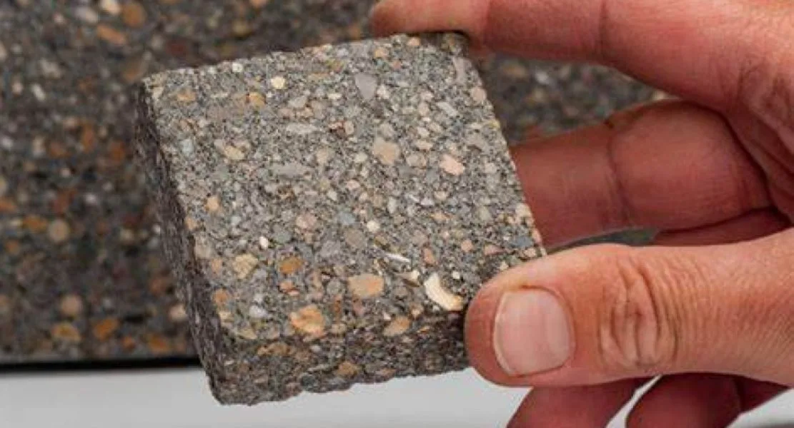Cómo son las baldosas ecológicas creadas con bacterias que reducen la contaminación
