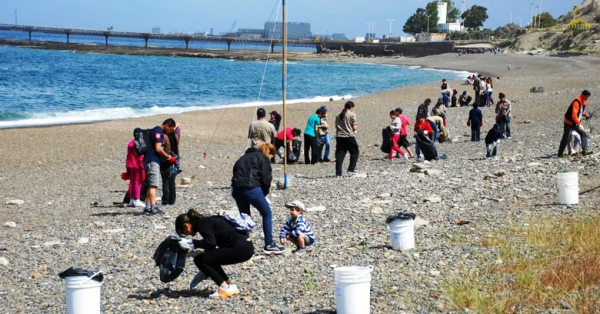 Mas de 700 chicos limpiaron la playa en Comodoro Rivadavia