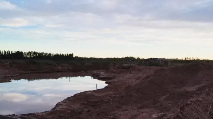 Los vecinos de Plottier alertan por derrame y temen que se contaminen las napas