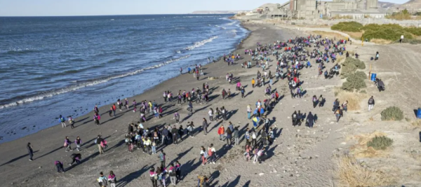 Más de 700 niños participaron de una jornada de recolección de residuos en la playa de Km. 8 en Comodoro Rivadavia