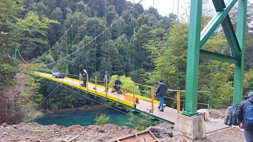 Anuncian próxima inauguración de la pasarela de Paso El León en Cochamó
