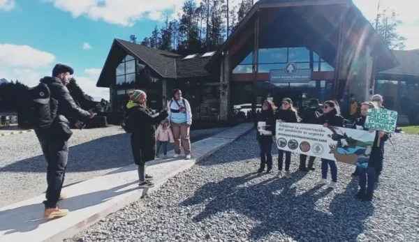 Turistas se sumaron de manera espontánea al reclamo de los trabajadores de Parque