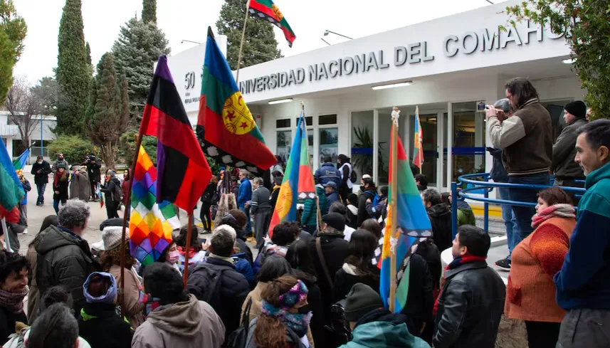 El Gobierno acelera un plan para recuperar terrenos cedidos a mapuches