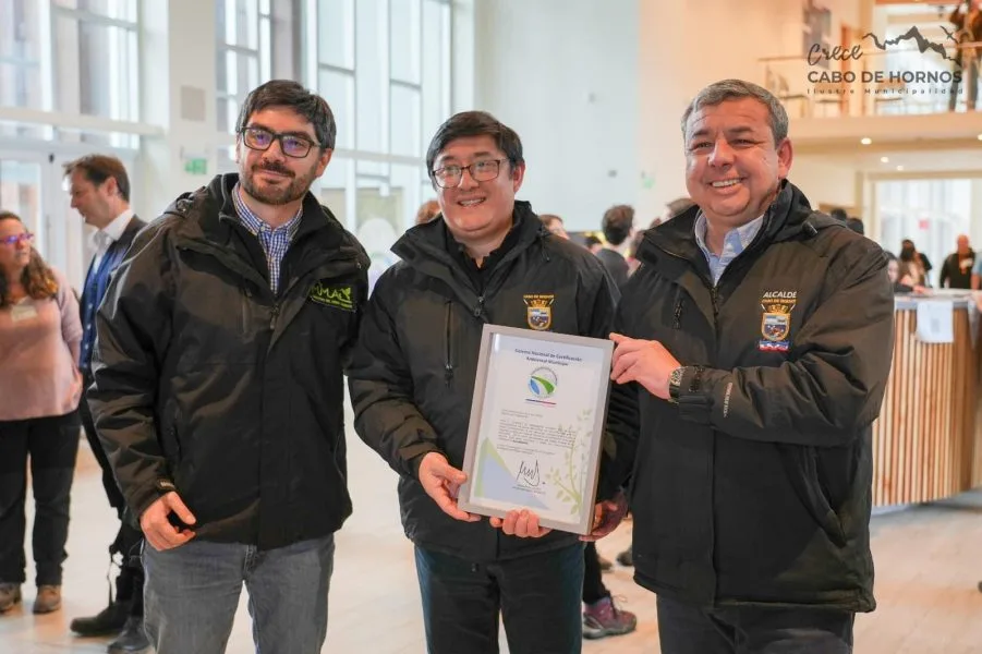 Seremi de Medio Ambiente entrega certifiaciones de medio ambiente a instituciones publicas en la Región de Magalanes
