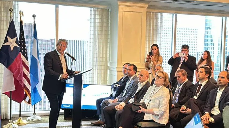 Rolando Figueroa llevó la causa Malvinas a sus reuniones en Houston