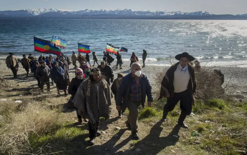 Pretenden quitar la bandera mapuche de los actos públicos en Rio Negro