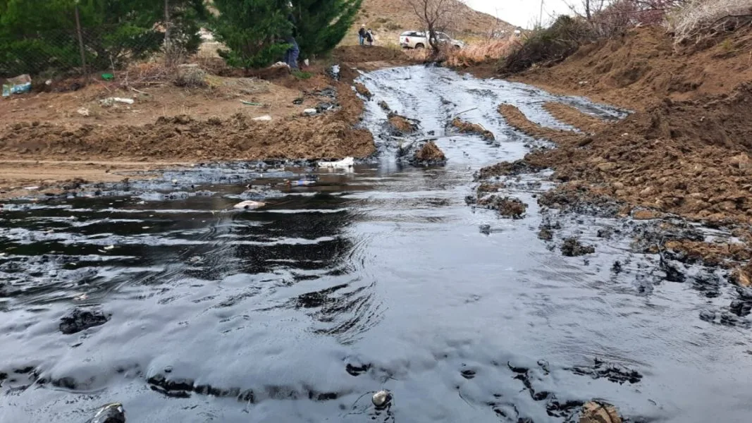 YPF informó que controló el derrame de hidrocarburos en el yacimiento Zona Central