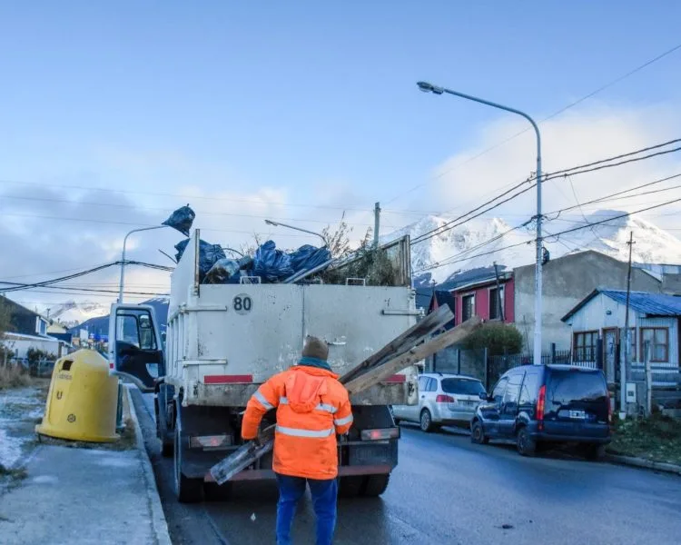 Realizaron una nueva jornada de limpieza en el B° Malvinas de Ushuaia