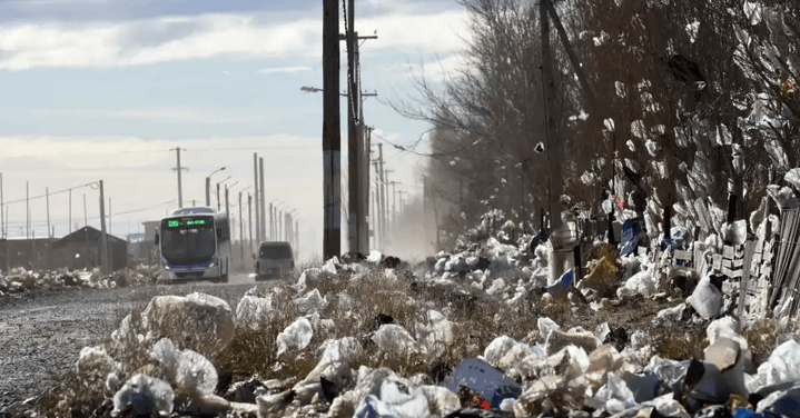 Un gran depósito de bolsas rodea la zona de crecimiento de Neuquén capital