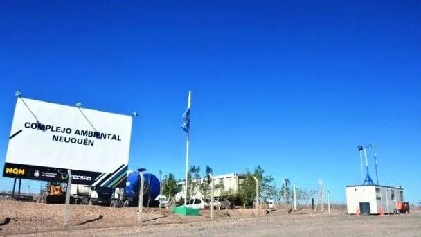 La Municipalidad de Neuquén firmo un acuerdo con la cooperativa Defensores del Medio Ambiente para administrar la planta de separación y reciclaje del CAN