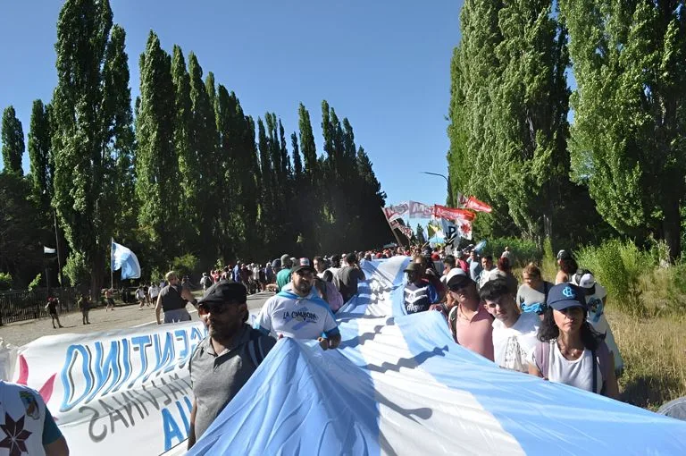 Proyectan «Lago Escondido, soberanía en juego» en el Salón Dorado de la Municipalidad de San Pedro, con charla con protagonistas