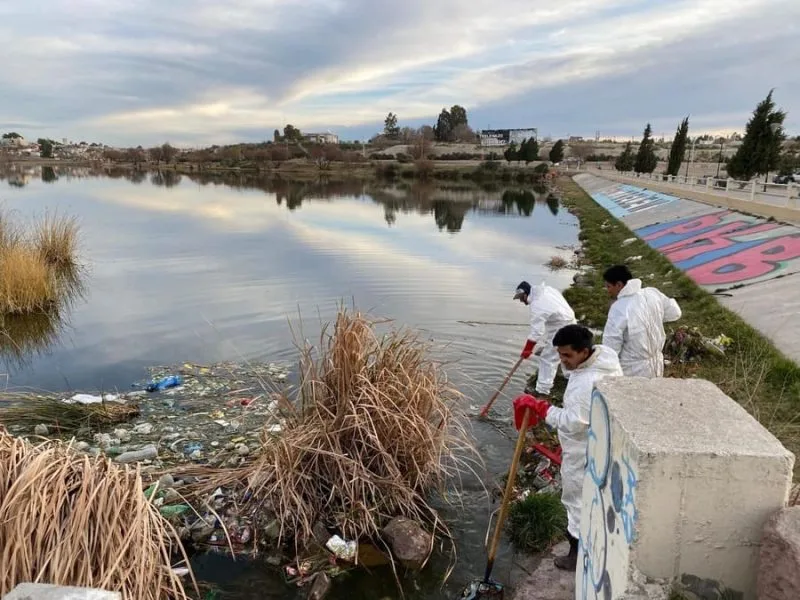 Trelew Realiza Jornada de Limpieza en la Laguna Cacique Chiquichano en Conmemoración del Día de la Pachamama
