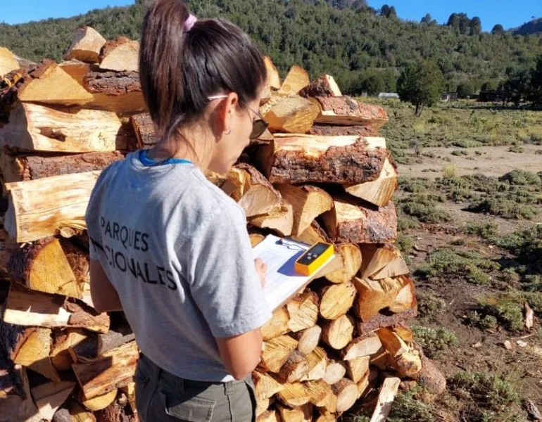 Científicos del Parque Nacional Lanín asistieron al primer municipio que deja de utilizar leña nativa