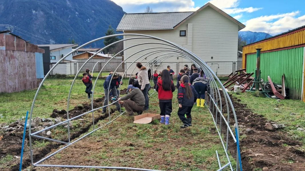 Entregan invernadero en Puerto Aysén que transforma la educación y conciencia ambiental