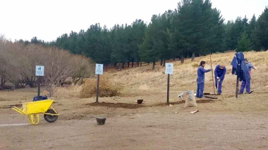 Municipio de Esquel refuerza la protección ambiental con nueva cartelería preventiva en la Laguna La Zeta