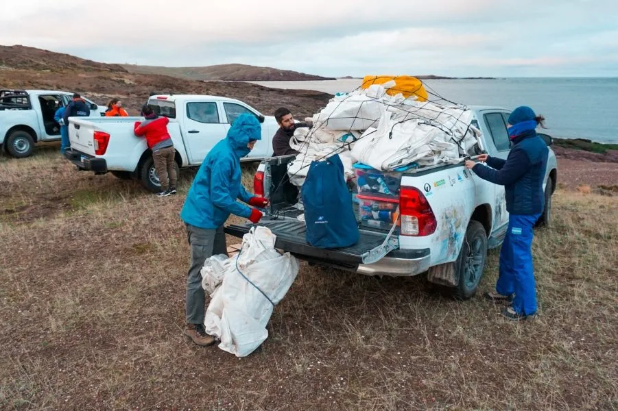 Chubut continúa la recolección de residuos pesqueros en las costas