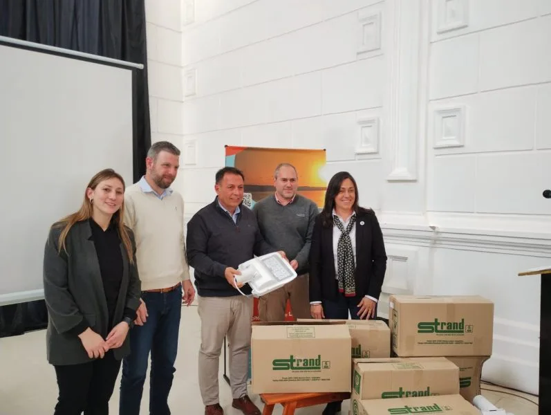 General Acha recibe nuevas luminarias LED y celebra feria ambiental
