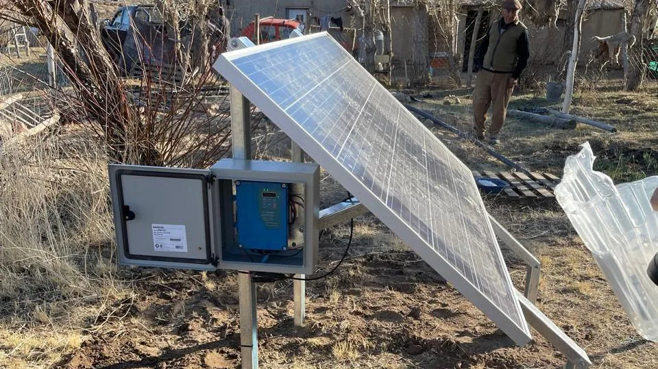 Río Negro instala equipos fotovoltaicos para familias de la región sur
