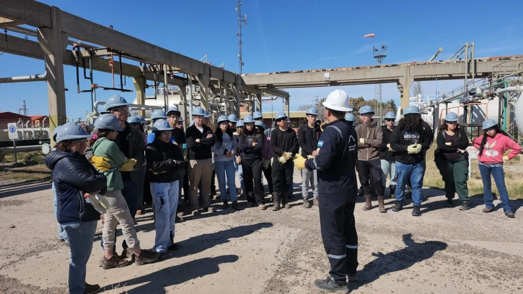 Estudiantes de Catriel adquieren experiencia en eficiencia energética en yacimientos