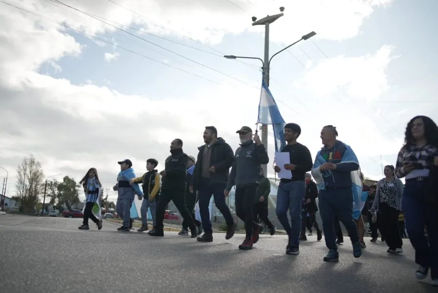Homenaje a los 44 del ARA San Juan: Una marcha que une a la comunidad