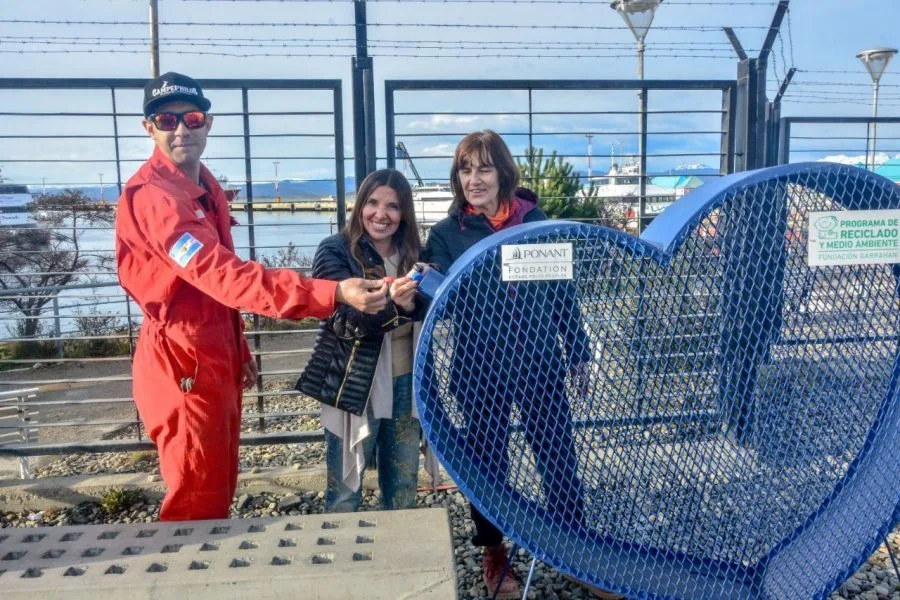 Ushuaia instala un nuevo corazón solidario para reciclar tapitas plásticas