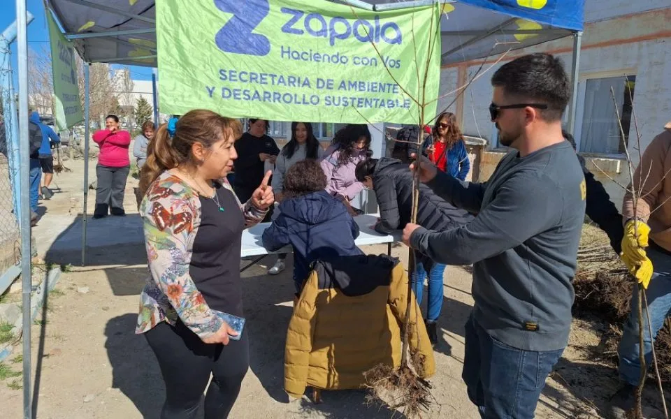 «Tu Barrio Verde» añade cuatro nuevos puntos de entrega de arboles en Zapala