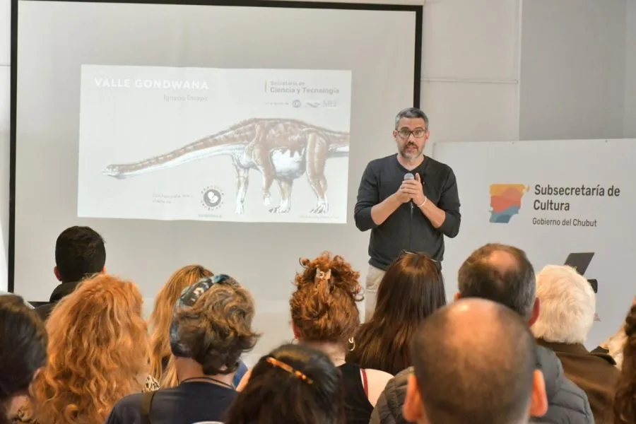 Conversatorio en Rawson sobre el libro «Valle de Gondwana»