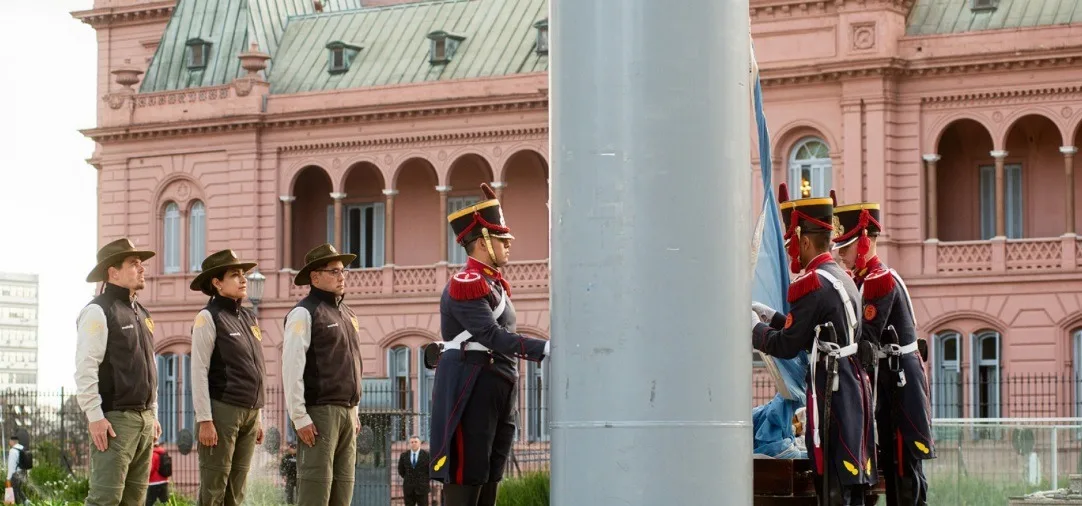 Guardaparques Nacionales Celebran su Día con Izamiento de Bandera en Casa Rosada