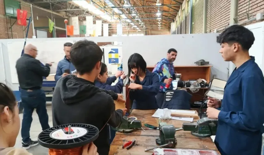 Estudiantes de Zapala fabrican aerogenerador para impulsar la energía renovable y combatir el cambio climático