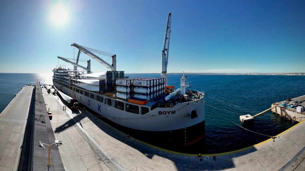Comienza la descarga de componentes para el parque eólico «La Flecha» en Puerto Madryn