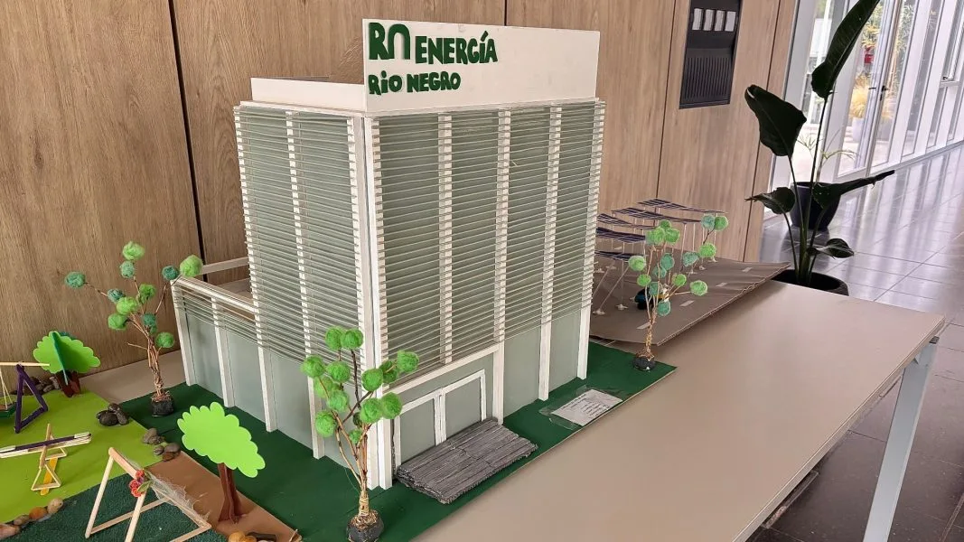 Estudiantes de Cipolletti crean maqueta inspirada en el edificio sustentable de la Secretaria de Energía