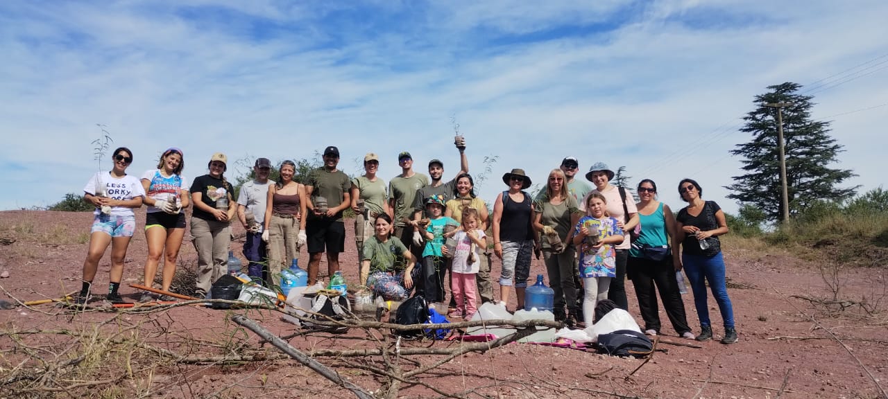 rned_cerro_pistarini_foto_grupal_jornada_limpieza_comunitaria