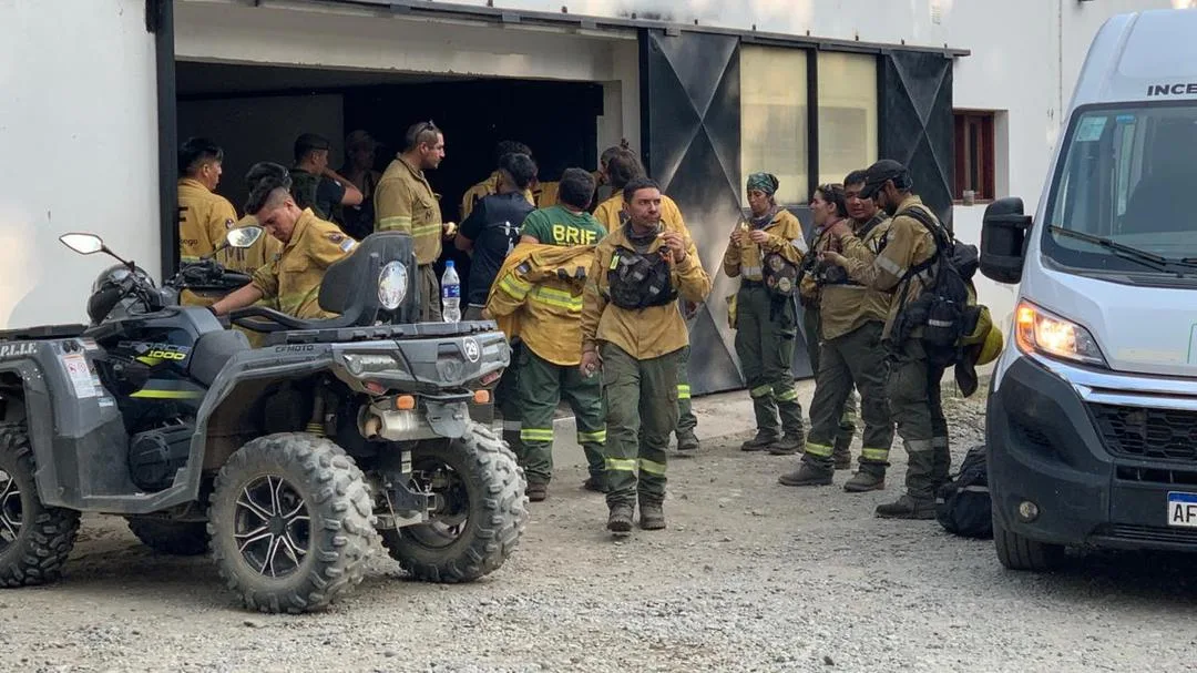 Aumentan esfuerzos para sofocar el incendio forestal en El Bolsón con más recursos