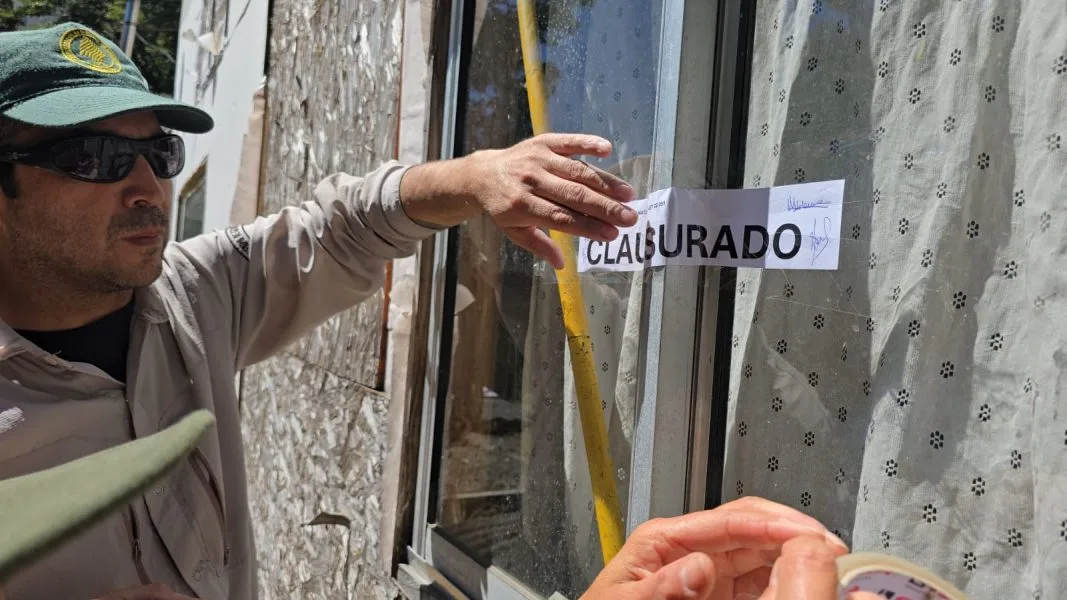 Clausuran campamento ilegal en Lago Gutiérrez por incumplir normativas de seguridad