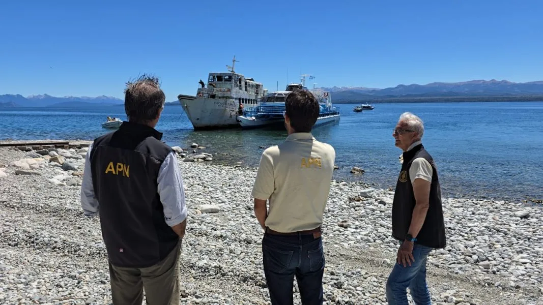 El adiós al «Flecha del Plata»: el barco que impactó el medio ambiente de la Isla Victoria es retirado