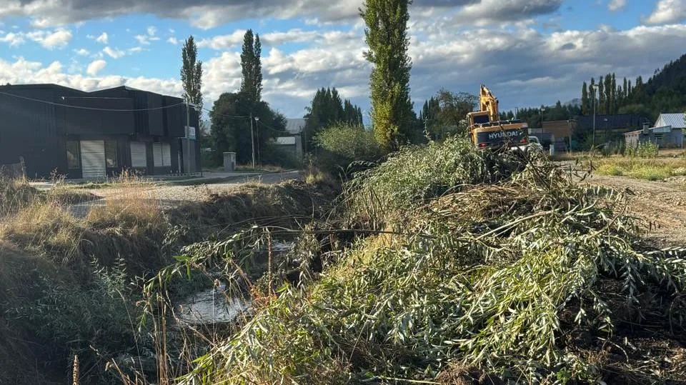 Limpieza de arroyos en El Bolsón: acción clave antes de las lluvias