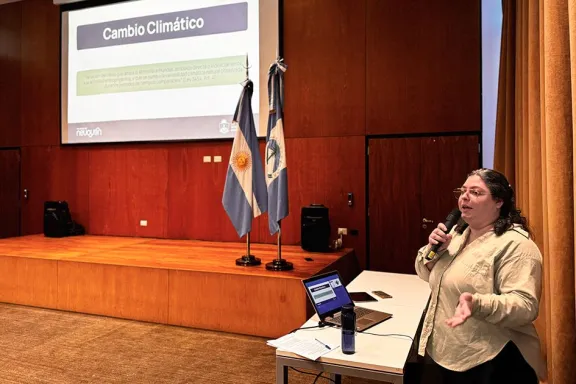 Mujer hablando sobre el Cambio Climático