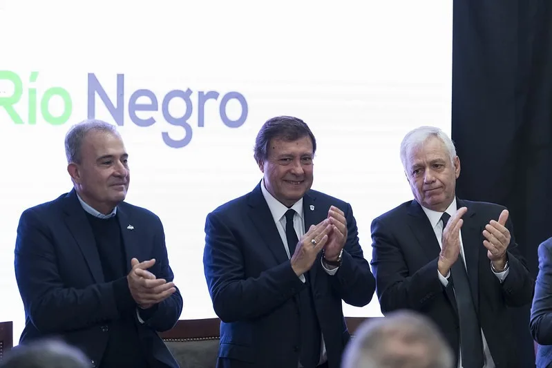 Río Negro firmo acuerdo con el consorcio Vaca Muerta Oil Sur