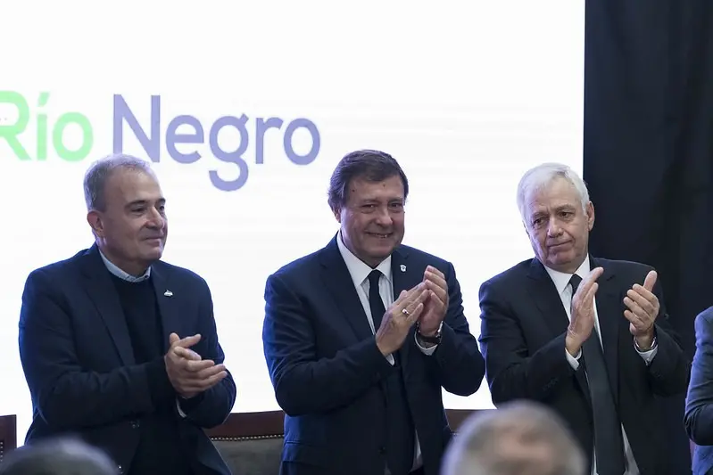 Río Negro firmo acuerdo con el consorcio Vaca Muerta Oil Sur