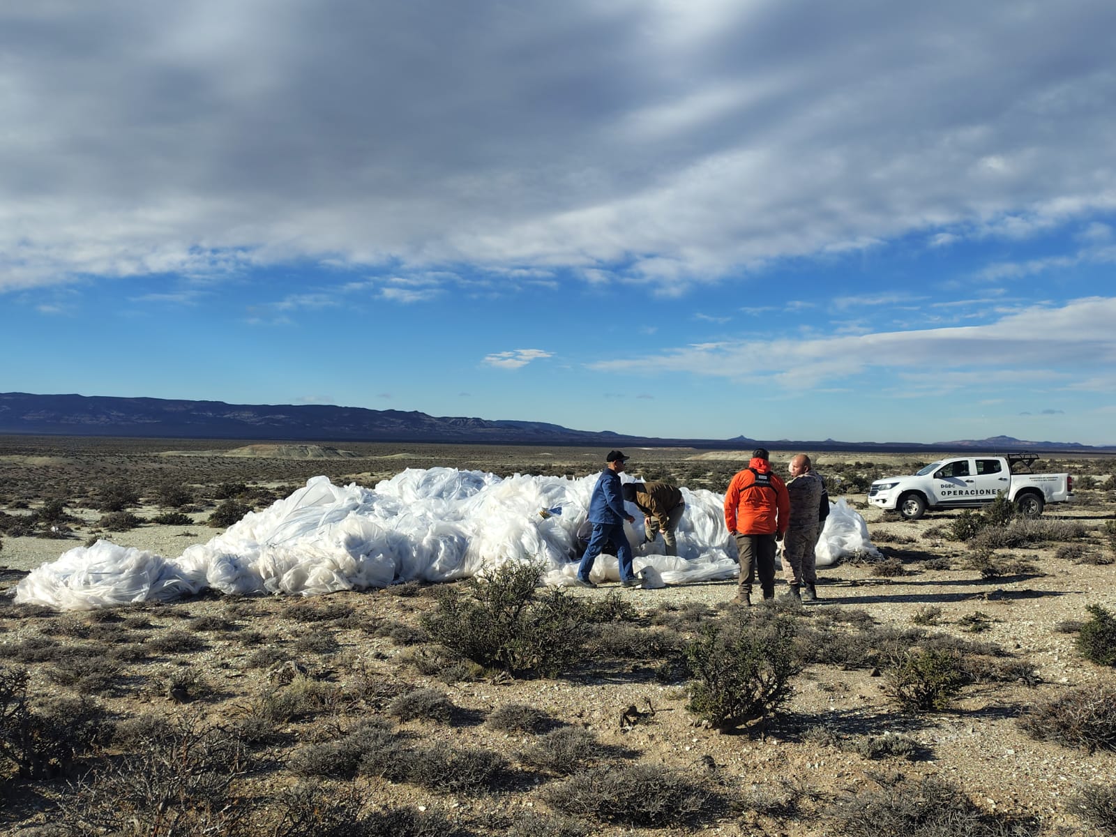 Impactante hallazgo en Chubut: el Gobierno recupera restos del globo de la NASA caído en la meseta