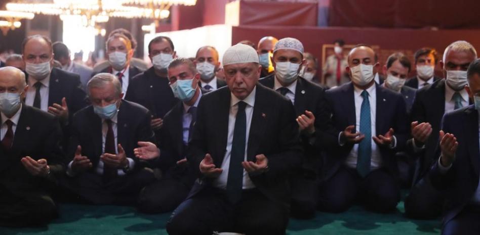 El presidente turco, Recep Tayyip Erdogan participó en julio de 2020 en el primer rezo musulmán en la antigua basílica de Santa Sofía, en Estambul