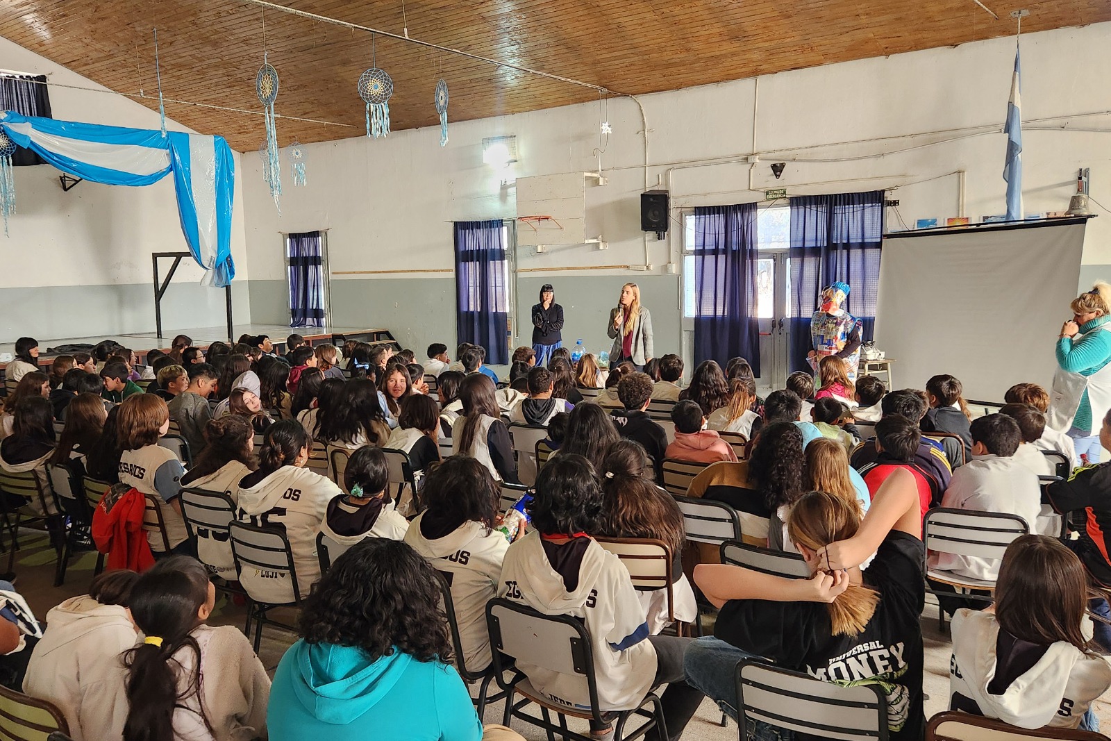 Escuela de Dtefenelli recibió a la Intendenta