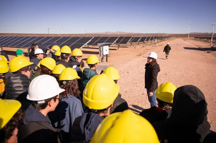 Revolución educativa y energética en Neuquén: El ITC visita el parque solar de Cutral Co