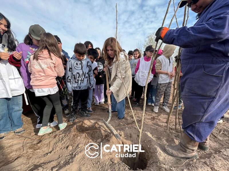 Catriel celebró el Día del Árbol con una forestación masiva en la Costanera del Colorado