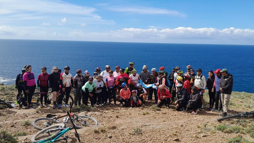 Ciclistas recorrieron Puerto Lobos para promover el cuidado ambiental y la biodiversidad marina en Río Negro
